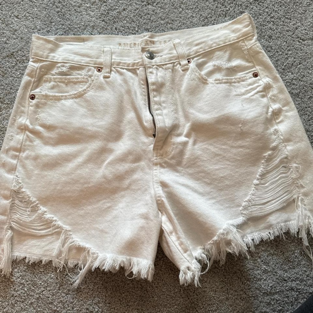 American Eagle Size 10‎ White High Rise Mom Shorts Frayed Bottom Distressed